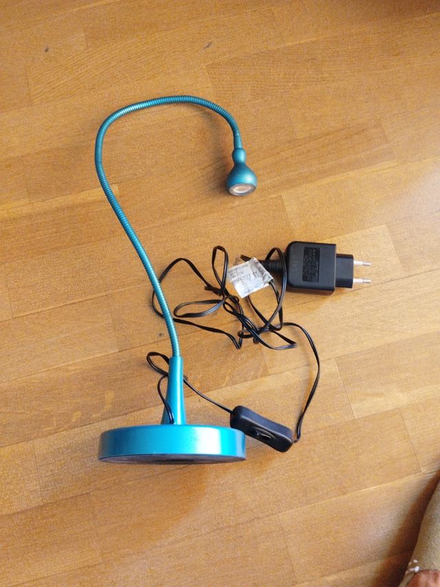 Lampara escritorio IKEA azul