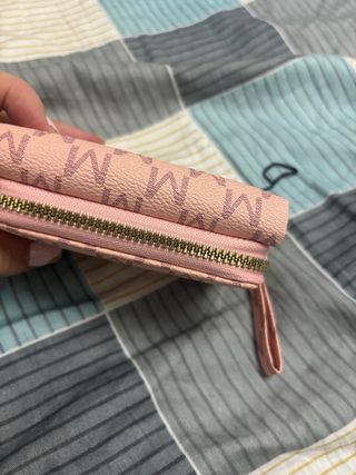Cartera rosa estampada