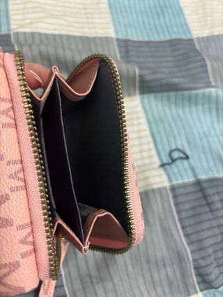Cartera rosa estampada