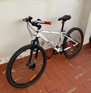 Bicicleta B'Twin blanca