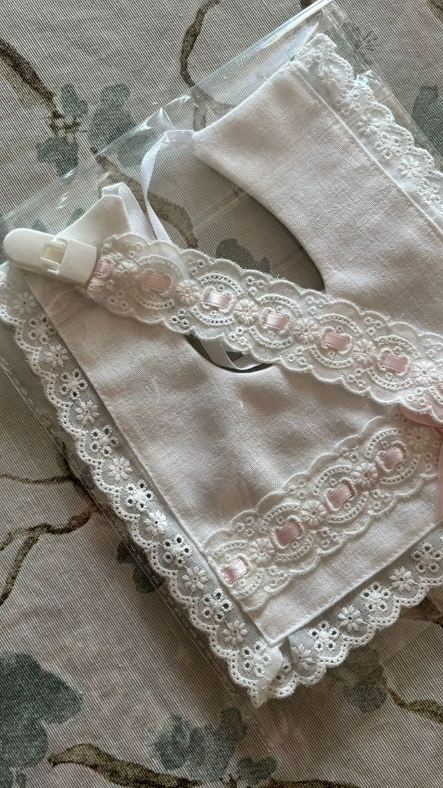 Babero y Chupetero a juego Bordado