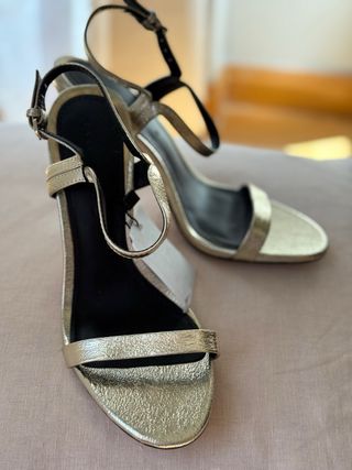 Sandalias tacón dorado Zara sin estrenar 