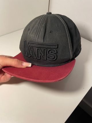 Gorra Vans negra y roja