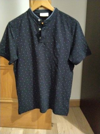 Polo azul marino con dibujo azul claro.