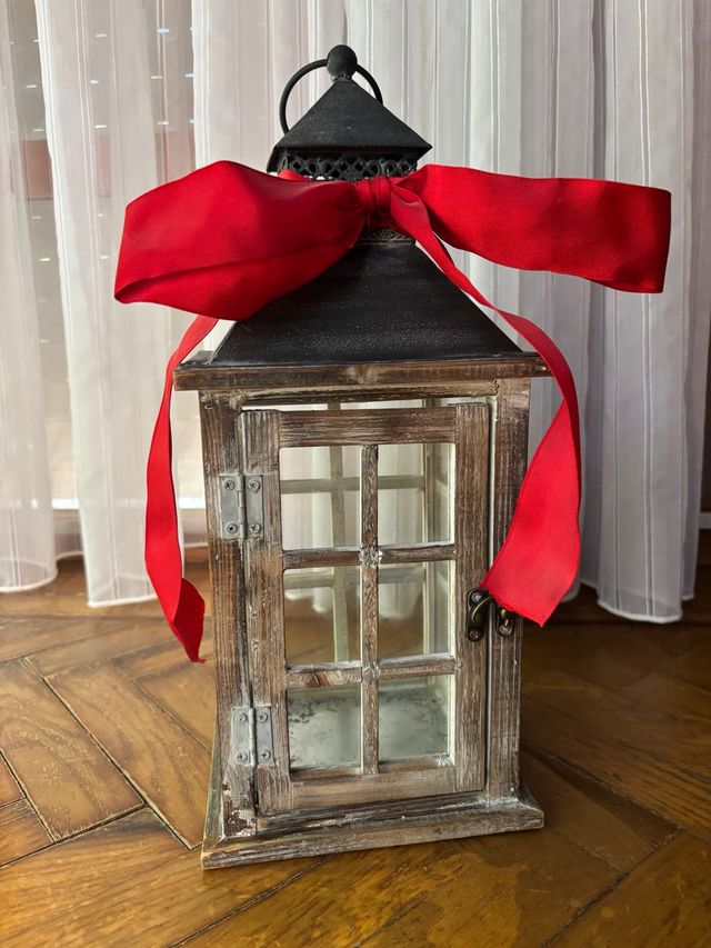 Farol de madera con lazo rojo