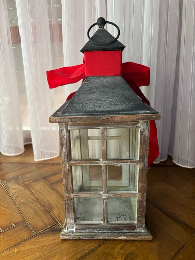 Farol de madera con lazo rojo