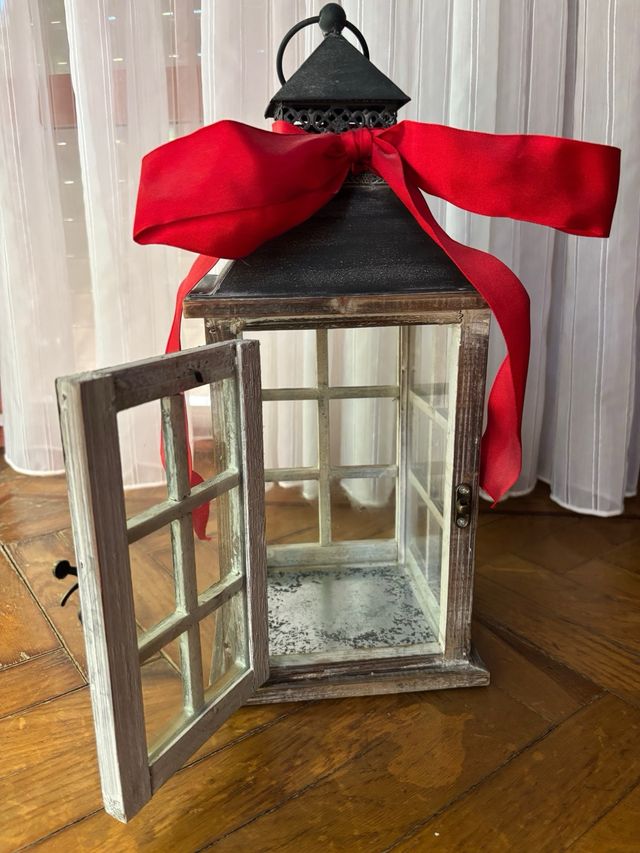 Farol de madera con lazo rojo