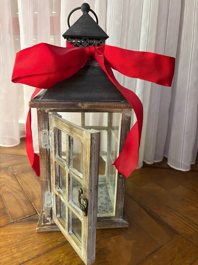 Farol de madera con lazo rojo