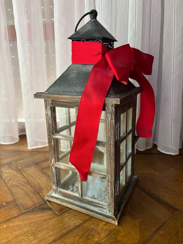 Farol de madera con lazo rojo