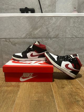 Zapatillas Nike Air Jordan 1 Mid - Rojo y Negro