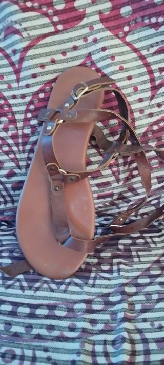 Sandalias romanas marrones