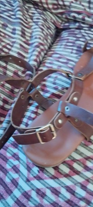 Sandalias romanas marrones