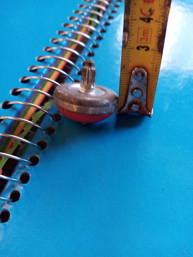 Peonza metálica antigua