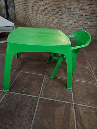 Mesa y silla infantil verde