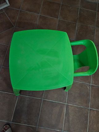 Mesa y silla infantil verde