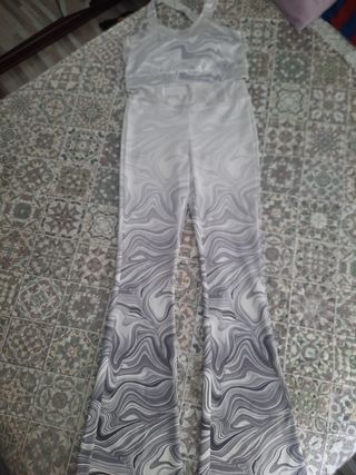 Conjunto deportivo gris y blanco
