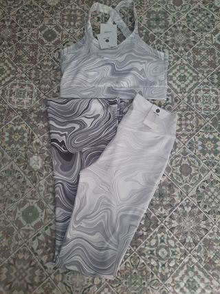 Conjunto deportivo gris y blanco