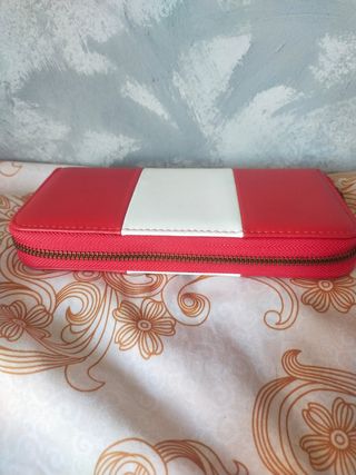Monedero/billetero rojo y blanco nuevo sin etiquet