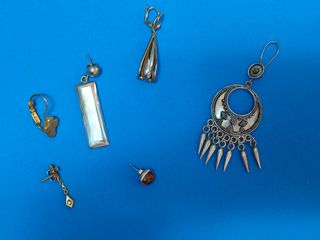 Pendientes sueltos.