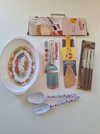 Utensili cucina: grattugia, spatola, coltelli