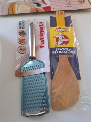 Utensili cucina: grattugia, spatola, coltelli