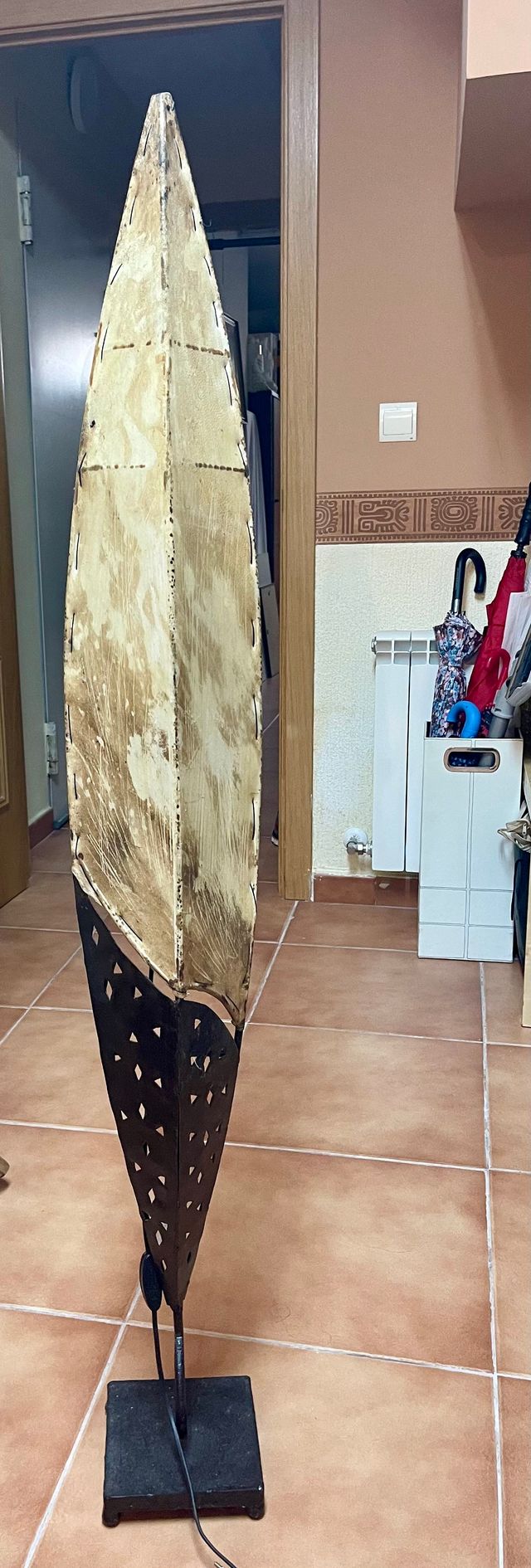 Lámpara piel y forja estilo africano