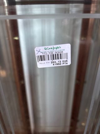 Vitrina madera-cristal marrón con cristales.