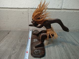 Figura tribal surfista madera