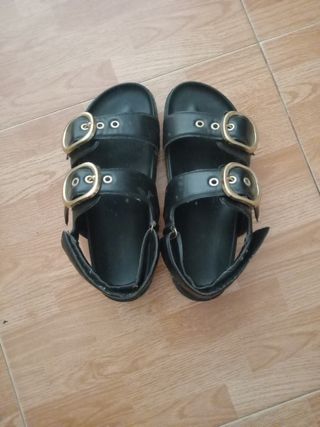 Sandalias negras hebilla dorada