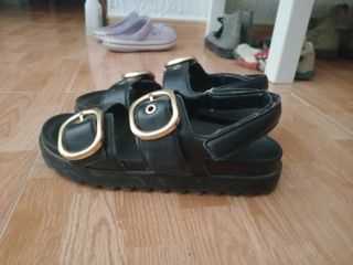 Sandalias negras hebilla dorada