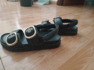 Sandalias negras hebilla dorada