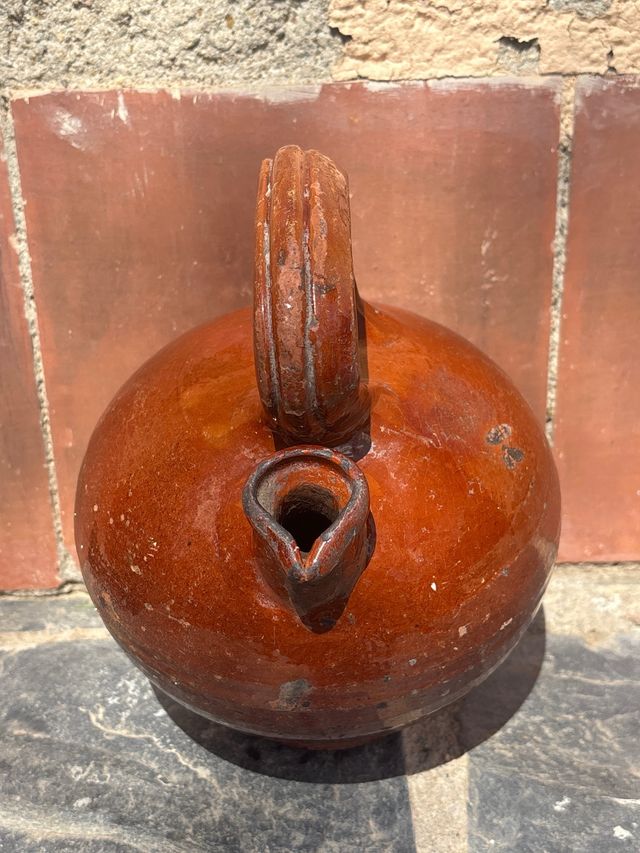 Aceitera antigua de barro