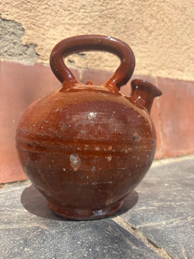 Aceitera antigua de barro