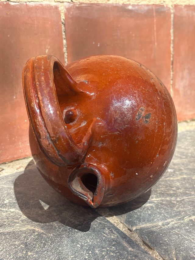 Aceitera antigua de barro