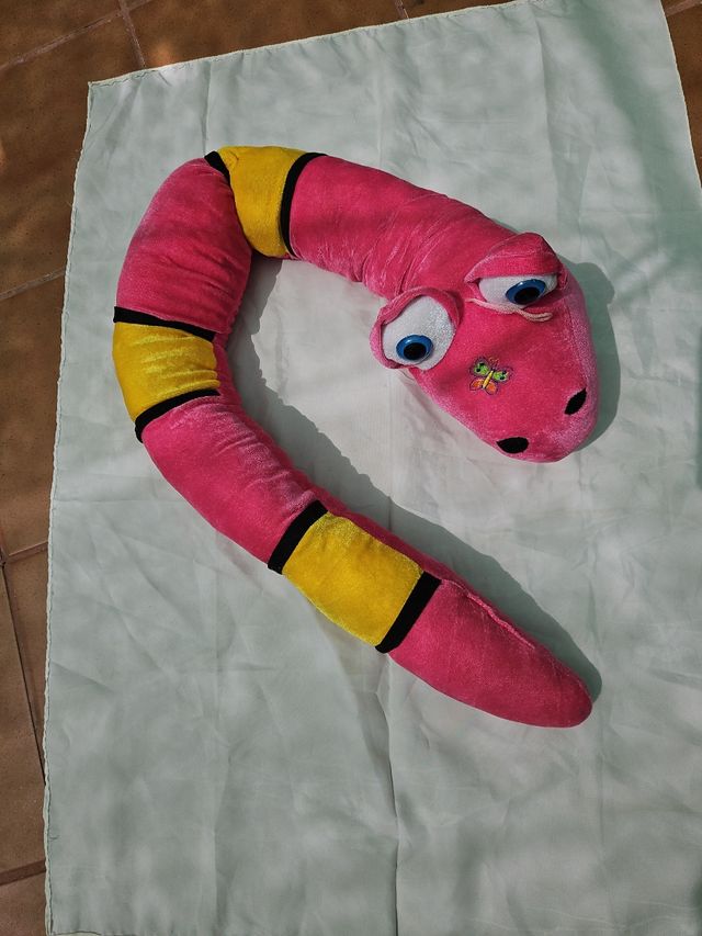 Serpiente de peluche rosa