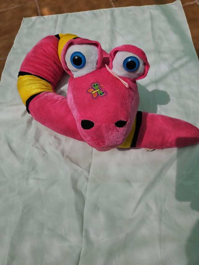 Serpiente de peluche rosa