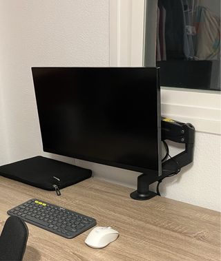 Monitor LG UltraGear y soporte