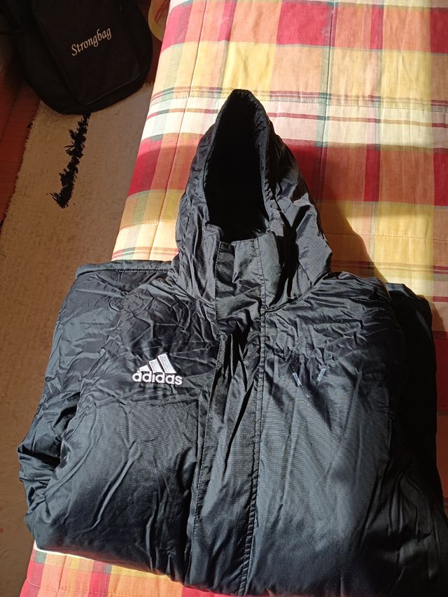 Chaqueta Adidas negra con capucha