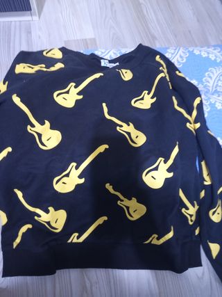 Sudadera negra con guitarras amarillas.
