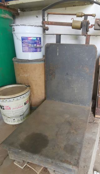 Báscula suelo antigua