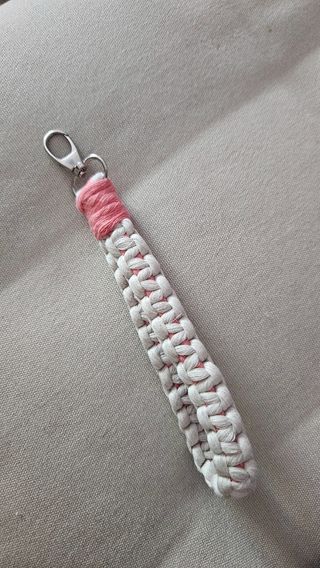 Llavero tejido beige y rosa