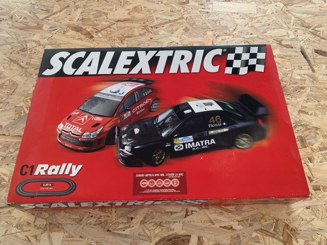Caja y circuito C1 scalextric con pistas.