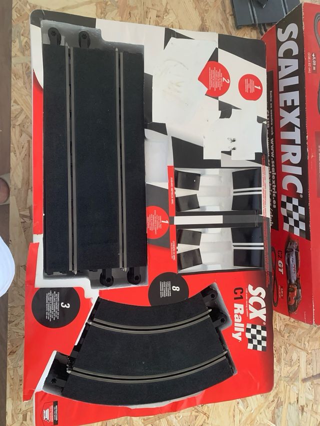 Caja y circuito C1 scalextric con pistas.