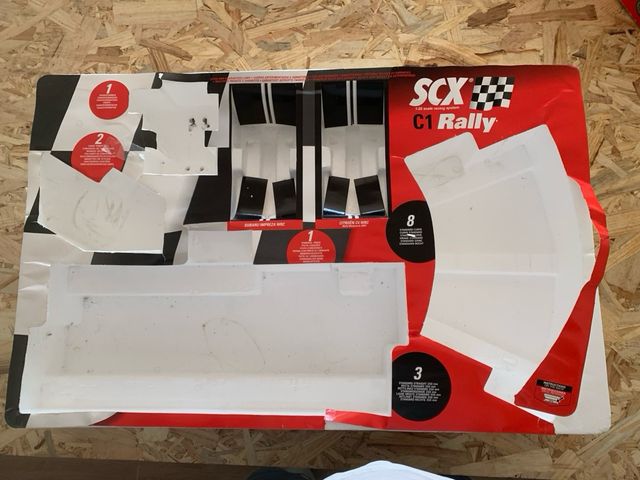 Caja y circuito C1 scalextric con pistas.