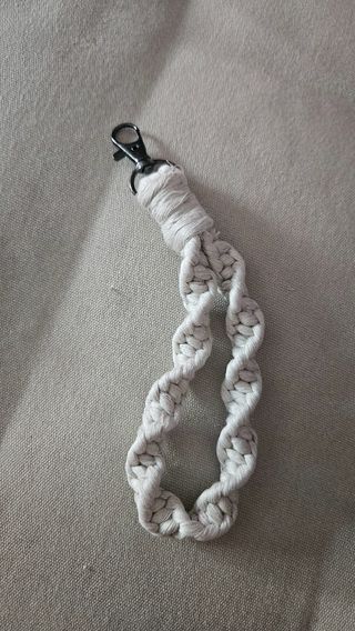 Llavero macramé beige