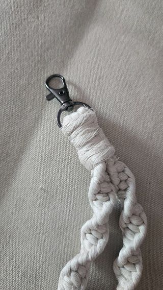 Llavero macramé beige