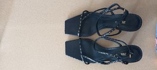 Sandalias tacón ZARA piel negra con tachas n° 37