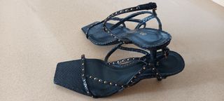 Sandalias tacón ZARA piel negra con tachas n° 37