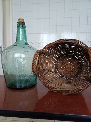 Garrafa antigua de vidrio en cesta