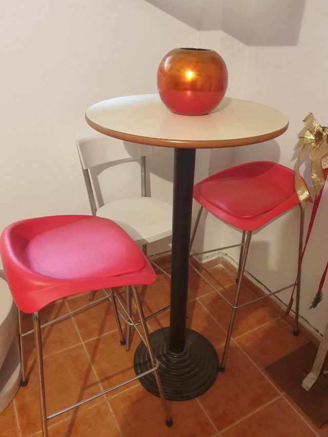 Mesa alta + 2 taburetes rojos